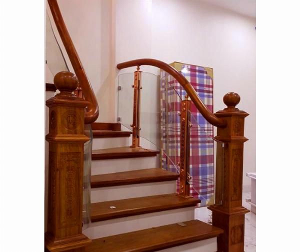 Cầu Thang Kính Trụ Hộp Kim Nhôm 