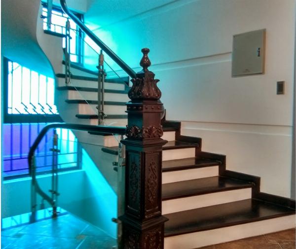 Cầu Thang Inox Kính Trụ Hình Quả Tràm 