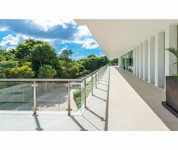 Lan Can Kính Công Cộng 